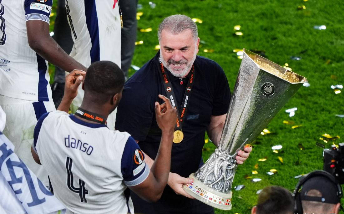 球迷们对他, 月初被解职, 在欧战中的 球迷们对他, 月初被解职, 在欧战中的