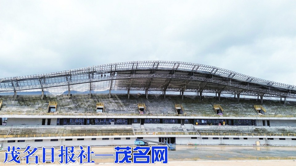 日上午, 游泳中心建